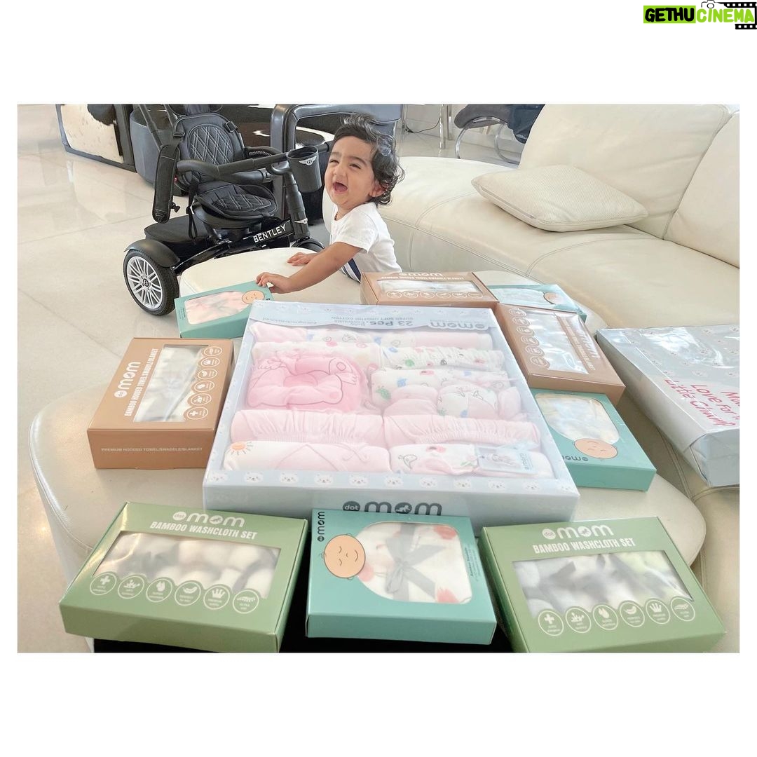 Loveleen Kaur Sasan Instagram - One of my favourite soft breathable muslins, towels, napkins for Royce. Thank you for sending this really soft & comfy hampers🤩🤩 love it @dotmom.in ❤️