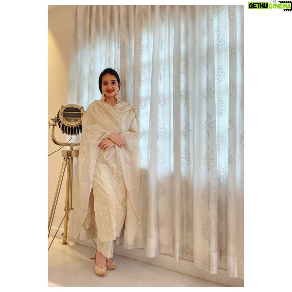 Loveleen Kaur Sasan Instagram - Light festive wear is a must have in the wardrobe 🤩✨ Love this suit set by @karaj_jaipur ✨ Jutti : @kala.india ✨
