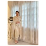 Loveleen Kaur Sasan Instagram - Light festive wear is a must have in the wardrobe 🤩✨ Love this suit set by @karaj_jaipur ✨ Jutti : @kala.india ✨
