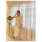 Loveleen Kaur Sasan Instagram - Light festive wear is a must have in the wardrobe 🤩✨ Love this suit set by @karaj_jaipur ✨ Jutti : @kala.india ✨