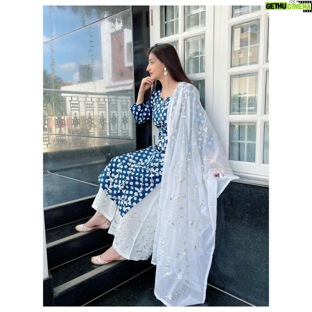 Loveleen Kaur Sasan Instagram - 💙✨Wearing the colour of my aura ✨💙 Thank you @karaj_jaipur for sending this simple but elegant outfit ! Definitely need more of this colour in my wardrobe ✨ Jutti: @kala.india ✨
