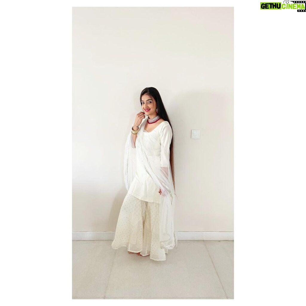 Loveleen Kaur Sasan Instagram - Distinct love for whites ✨ Wearing: @lamourroseofficial 🤩🌟