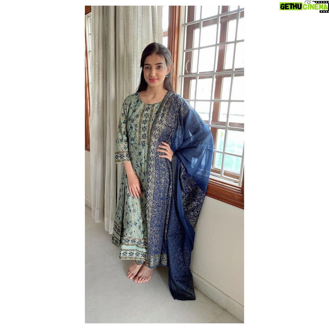 Loveleen Kaur Sasan Instagram - Hello Monday 🌸 ... To a happy Week Ahead ✨✨ . . Outfit: @evesdeal 🌸