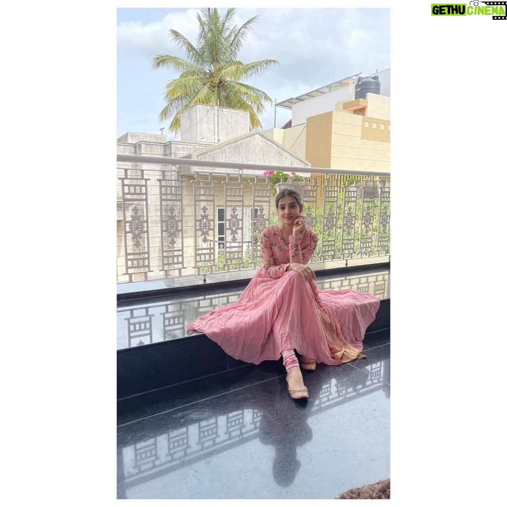 Loveleen Kaur Sasan Instagram - The feels so pretty in this block print set @the_fashionist_boutique ... love the colour n the classy yet indian touch it offers ... 💫💫 . . #prettyinpink @the_fashionist_boutique 🌸 . . Jutti @themoccasinstudio 🌸
