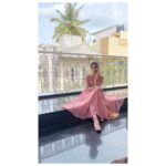 Loveleen Kaur Sasan Instagram - The feels so pretty in this block print set @the_fashionist_boutique ... love the colour n the classy yet indian touch it offers ... 💫💫 . . #prettyinpink @the_fashionist_boutique 🌸 . . Jutti @themoccasinstudio 🌸