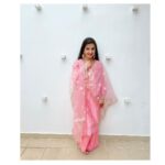 Loveleen Kaur Sasan Instagram - And in middle of all the chaos ,I kept counting my blessings🙌🏻 #livewithgratitude♥️ . .. Wearing this beautiful chanderi silk chikankari suit from @thechikanlabel 🌸..... Checkout their latest collection 🌸
