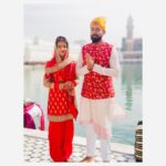 Loveleen Kaur Sasan Instagram - Happy Gurpurab everyone 🌺🙏🏻 May Guru Nanak Ji bless you and your family with Joy, peace and happiness🕊🌺