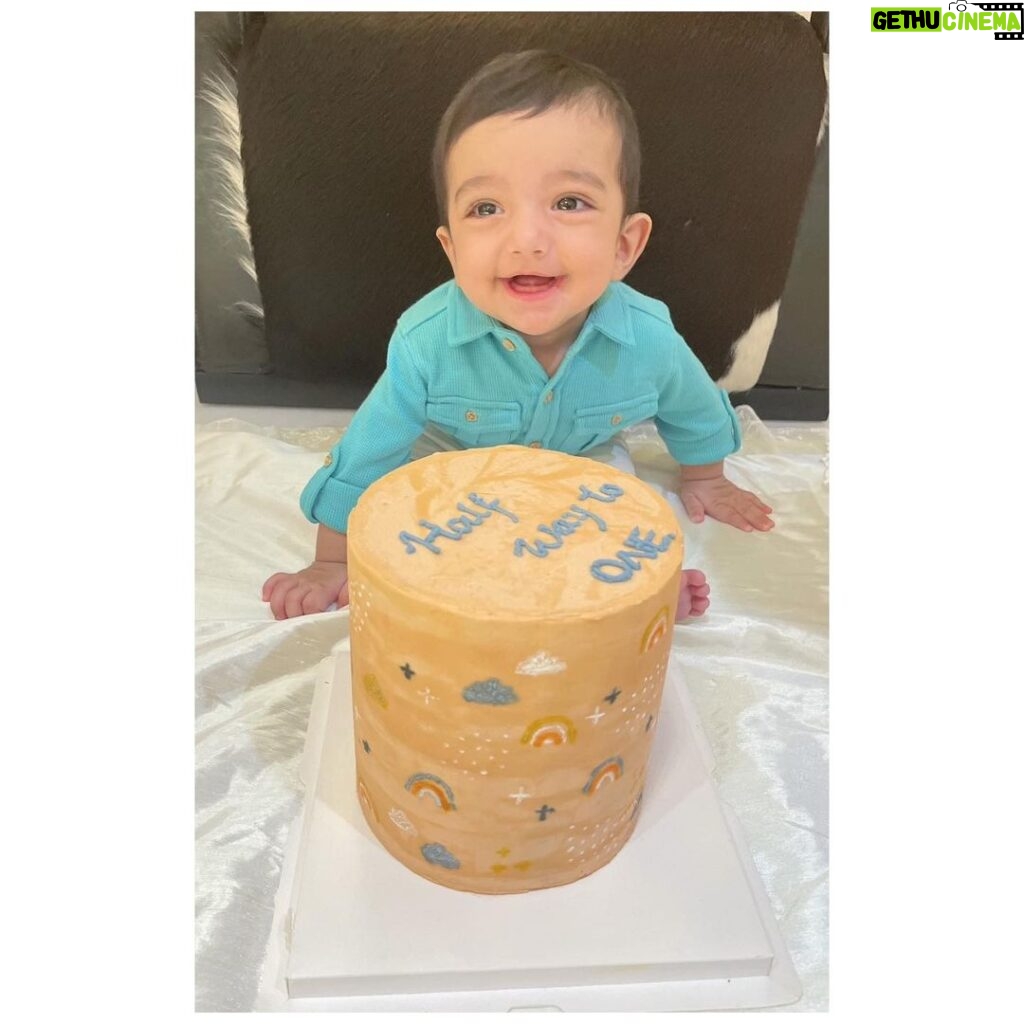 Loveleen Kaur Sasan Instagram - Happy 6months Prince🧿♥️🧿We always believed that miracles happen to one in a million. But me and your dad @koushik_koush never thought that we would be among the lucky ones until we had you & your brother Royce our beloved sons. Thank You for choosing us to be your parents. Happy Birthday, Dear Sonshine🧿♥️🧿 🥳 🥳 🥳 Special thanks to @stewtobrew for baking an extraordinary Cake 🎂♥️
