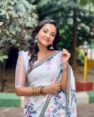 Maanasi G Kannan Instagram - Wore this beautiful saree from @house_of_haadiya 🤍 for a show recently and I just love it!!🩵
Thanks akka @subhashini_jayaseelan for this beautiful saree!!🤍

#maanasi #saree #instafashion