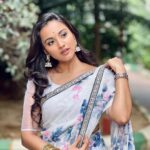 Maanasi G Kannan Instagram - Wore this beautiful saree from @house_of_haadiya 🤍 for a show recently and I just love it!!🩵 Thanks akka @subhashini_jayaseelan for this beautiful saree!!🤍 #maanasi #saree #instafashion