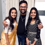 Maanasi G Kannan Instagram - The only thing that I can pay attention to in these pictures is, Chitramma holding my hand 😭❤️ @kschithra And one show with all the favourites!!💚 #maanasi #chitramma #sathyaprakash #priyankank #mukkuthimurugan Sacramento, California