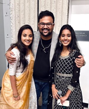 Maanasi G Kannan Instagram - The only thing that I can pay attention to in these pictures is, Chitramma holding my hand 😭❤️ @kschithra 

And one show with all the favourites!!💚

#maanasi #chitramma #sathyaprakash #priyankank #mukkuthimurugan