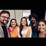 Maanasi G Kannan Instagram - The only thing that I can pay attention to in these pictures is, Chitramma holding my hand 😭❤️ @kschithra And one show with all the favourites!!💚 #maanasi #chitramma #sathyaprakash #priyankank #mukkuthimurugan Sacramento, California