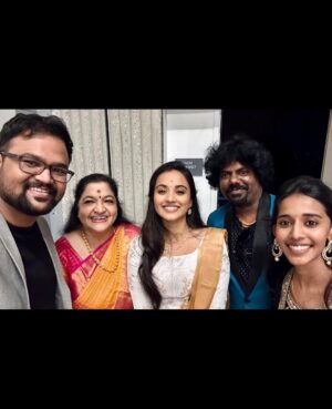 Maanasi G Kannan Instagram - The only thing that I can pay attention to in these pictures is, Chitramma holding my hand 😭❤️ @kschithra 

And one show with all the favourites!!💚

#maanasi #chitramma #sathyaprakash #priyankank #mukkuthimurugan