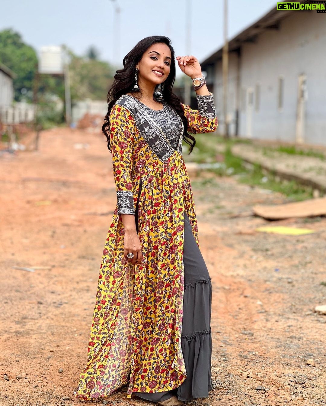 Maanasi G Kannan Instagram - Performing this week in Super Singer 9 along with @dinesh_supersinger anna in front of the one and only U1 @itsyuvan sir❤️ Thank you for this opportunity @ravoofa.h.k mam and @prathimacuppala mam and @mediamasons 💚 So happy to be back at Home after months!💚🧿 PC - @vaishika_arumugam ❤️ Wearing - @styl_chennai ❤️ #maanasi #maanasisupersinger #supersinger #singer #performer #vijaytv