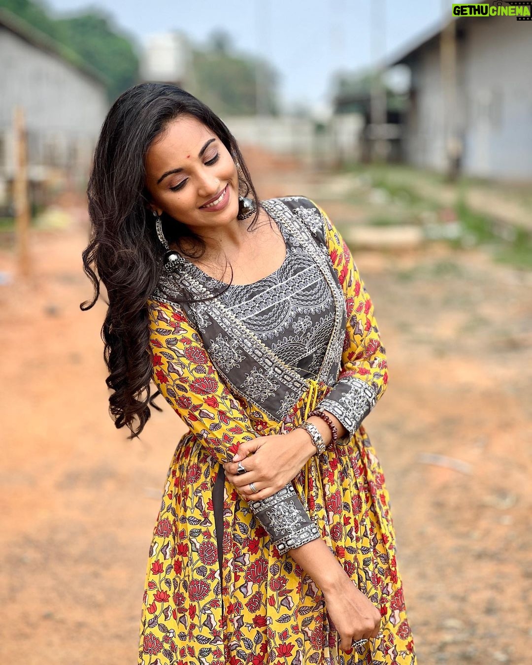 Maanasi G Kannan Instagram - Performing this week in Super Singer 9 along with @dinesh_supersinger anna in front of the one and only U1 @itsyuvan sir❤️ Thank you for this opportunity @ravoofa.h.k mam and @prathimacuppala mam and @mediamasons 💚 So happy to be back at Home after months!💚🧿 PC - @vaishika_arumugam ❤️ Wearing - @styl_chennai ❤️ #maanasi #maanasisupersinger #supersinger #singer #performer #vijaytv
