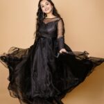 Maanasi G Kannan Instagram - Black anytime, any day! 🖤✨ #ammathechadress PC : @arunprasath_photography annaa✨ Wearing : @vib_ecorner ❤️ #maanasi #black #outfit