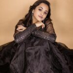 Maanasi G Kannan Instagram - Black anytime, any day! 🖤✨ #ammathechadress PC : @arunprasath_photography annaa✨ Wearing : @vib_ecorner ❤️ #maanasi #black #outfit