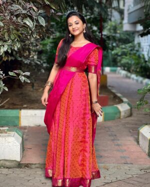 Maanasi G Kannan Instagram - Feeling Pinkiisshhhhhh 💕

Wearing - @vib_ecorner ❤️

#maanasi #ammathechadress #outfits #dressing #show #singer