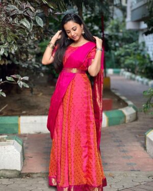 Maanasi G Kannan Instagram - Feeling Pinkiisshhhhhh 💕

Wearing - @vib_ecorner ❤️

#maanasi #ammathechadress #outfits #dressing #show #singer