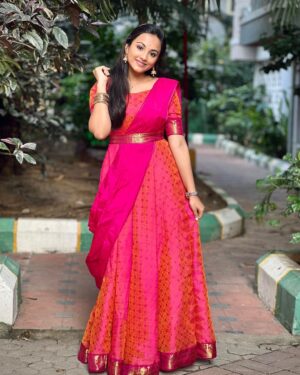 Maanasi G Kannan Instagram - Feeling Pinkiisshhhhhh 💕

Wearing - @vib_ecorner ❤️

#maanasi #ammathechadress #outfits #dressing #show #singer