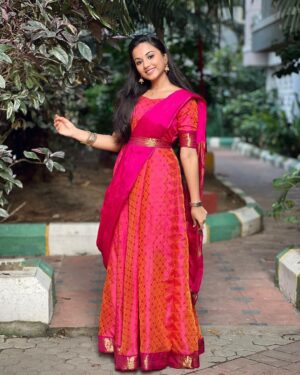 Maanasi G Kannan Instagram - Feeling Pinkiisshhhhhh 💕

Wearing - @vib_ecorner ❤️

#maanasi #ammathechadress #outfits #dressing #show #singer