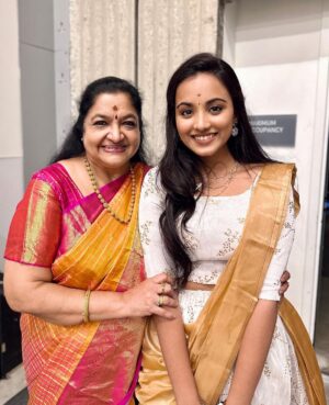 Maanasi G Kannan Instagram - The only thing that I can pay attention to in these pictures is, Chitramma holding my hand 😭❤️ @kschithra 

And one show with all the favourites!!💚

#maanasi #chitramma #sathyaprakash #priyankank #mukkuthimurugan
