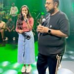 Maanasi G Kannan Instagram - This man and his energy!!!!🔥 The way he gives us our space on stage and the encouragement and appreciations from him!!!🥹❤️🔥 Grateful to have shared the stage with you sir!! @shankar.mahadevan ❤️ Thank you for this Fam @mediamasons @myeventsintl @ravoofa.h.k mam ❤️ @prathimacuppala mam❤️ VC - @camcrowphotographi annee ❤️ #maanasi #shankarmahadevan #uppukaruvadu #stage #rehearsal #concert #malaysia