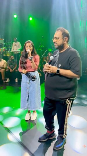 Maanasi G Kannan Instagram - This man and his energy!!!!🔥 The way he gives us our space on stage and the encouragement and appreciations from him!!!🥹❤️🔥
Grateful to have shared the stage with you sir!! @shankar.mahadevan ❤️
Thank you for this Fam @mediamasons @myeventsintl @ravoofa.h.k mam ❤️ @prathimacuppala mam❤️ 

VC - @camcrowphotographi annee ❤️

#maanasi #shankarmahadevan #uppukaruvadu #stage #rehearsal #concert #malaysia