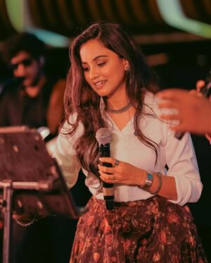 Maanasi G Kannan Instagram - Only smiless when on stage!!💚🧿

PC- @a.lens.man ❤️‍🔥

Ps- yes, I’m obsessed with my happiness on stage!🧿

#maanasi #maanasisupersinger #supersinger #singer #performer #stage #performance #happy #happiest #happyplace
