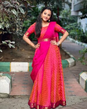 Maanasi G Kannan Instagram - Feeling Pinkiisshhhhhh 💕

Wearing - @vib_ecorner ❤️

#maanasi #ammathechadress #outfits #dressing #show #singer