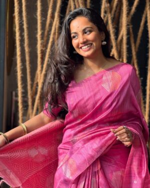 Maanasi G Kannan Instagram - Happy Diwali Makkaley!!!💖

Pc - @priyankank 😘

#maanasi #maanasisupersinger #diwali #post #saree #pink #happiest
