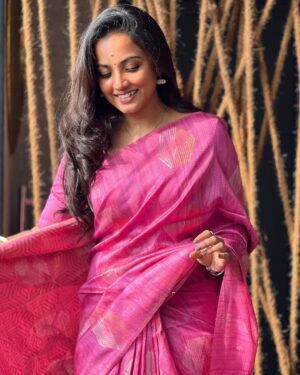 Maanasi G Kannan Instagram - Happy Diwali Makkaley!!!💖

Pc - @priyankank 😘

#maanasi #maanasisupersinger #diwali #post #saree #pink #happiest