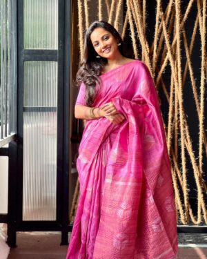 Maanasi G Kannan Instagram - Happy Diwali Makkaley!!!💖

Pc - @priyankank 😘

#maanasi #maanasisupersinger #diwali #post #saree #pink #happiest