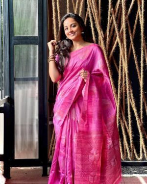 Maanasi G Kannan Instagram - Happy Diwali Makkaley!!!💖

Pc - @priyankank 😘

#maanasi #maanasisupersinger #diwali #post #saree #pink #happiest