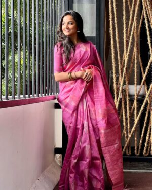 Maanasi G Kannan Instagram - Happy Diwali Makkaley!!!💖

Pc - @priyankank 😘

#maanasi #maanasisupersinger #diwali #post #saree #pink #happiest