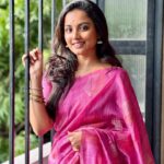 Maanasi G Kannan Instagram – Happy Diwali Makkaley!!!💖

Pc – @priyankank 😘

#maanasi #maanasisupersinger #diwali #post #saree #pink #happiest