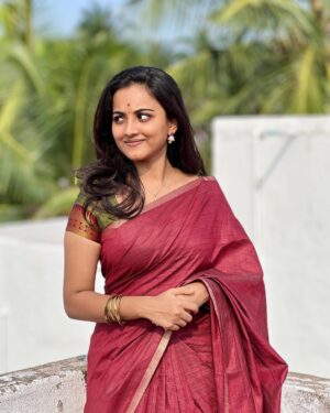 Maanasi G Kannan Instagram - Always a saree girl!❤️

Pc - @viswakash ♥️

#maanasi #maanasisupersinger #saree #vijayadhasami #traditional #sareegirl