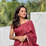 Maanasi G Kannan Instagram – Always a saree girl!❤️

Pc – @viswakash ♥️

#maanasi #maanasisupersinger #saree #vijayadhasami #traditional #sareegirl