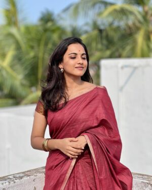 Maanasi G Kannan Instagram - Always a saree girl!❤️

Pc - @viswakash ♥️

#maanasi #maanasisupersinger #saree #vijayadhasami #traditional #sareegirl