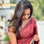 Maanasi G Kannan Instagram – Always a saree girl!❤️

Pc – @viswakash ♥️

#maanasi #maanasisupersinger #saree #vijayadhasami #traditional #sareegirl