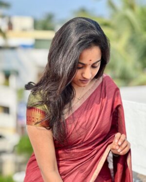 Maanasi G Kannan Instagram - Always a saree girl!❤️

Pc - @viswakash ♥️

#maanasi #maanasisupersinger #saree #vijayadhasami #traditional #sareegirl