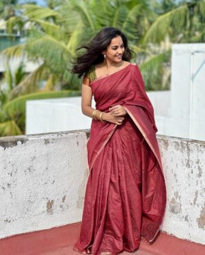 Maanasi G Kannan Instagram - Always a saree girl!❤️

Pc - @viswakash ♥️

#maanasi #maanasisupersinger #saree #vijayadhasami #traditional #sareegirl