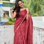 Maanasi G Kannan Instagram – Always a saree girl!❤️

Pc – @viswakash ♥️

#maanasi #maanasisupersinger #saree #vijayadhasami #traditional #sareegirl