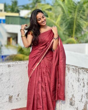 Maanasi G Kannan Instagram - Always a saree girl!❤️

Pc - @viswakash ♥️

#maanasi #maanasisupersinger #saree #vijayadhasami #traditional #sareegirl