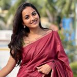 Maanasi G Kannan Instagram - Always a saree girl!❤️ Pc - @viswakash ♥️ #maanasi #maanasisupersinger #saree #vijayadhasami #traditional #sareegirl
