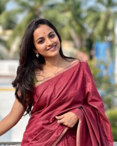 Maanasi G Kannan Instagram - Always a saree girl!❤️ Pc - @viswakash ♥️ #maanasi #maanasisupersinger #saree #vijayadhasami #traditional #sareegirl