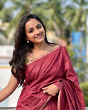 Maanasi G Kannan Instagram - Always a saree girl!❤️

Pc - @viswakash ♥️

#maanasi #maanasisupersinger #saree #vijayadhasami #traditional #sareegirl