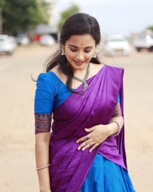 Maanasi G Kannan Instagram - Full homely girl feels 💜

Performed in Super singer junior 9 this week along with @dhanyasri_sai_singer 
Do watch! 💙

Pc : @shamsaran_official thanks bro! ✨

#maanasi #maanasisupersinger #halfsaree #traditional