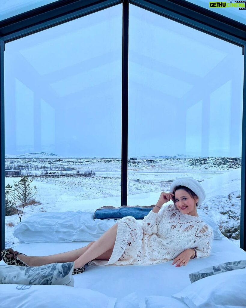 Madalsa Sharma Instagram - Just queening in my cabin in the snow….❄️☃️🤍 . . . . #whitechristmas #christmas #madalsasharma #iceland #panoramaglasslodge #instagood #instadaily #instamood #instapic #snow #cabininthesnow #love #gratitude Panorama Glass Lodge Iceland